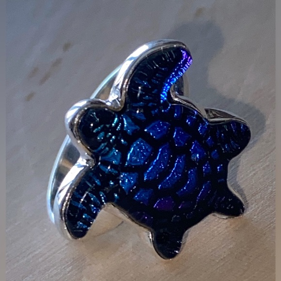 SALE! Adorable Dichroic Glass Sea turtle set in 925 Sterling Silver (SIZE 8.5) - Picture 8 of 8